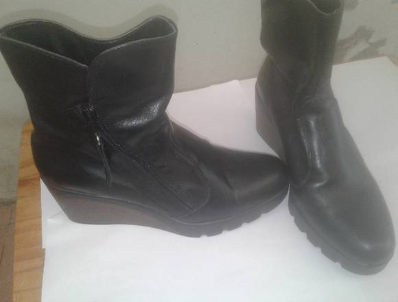 Botas negras con taco marron con cierre excelente
