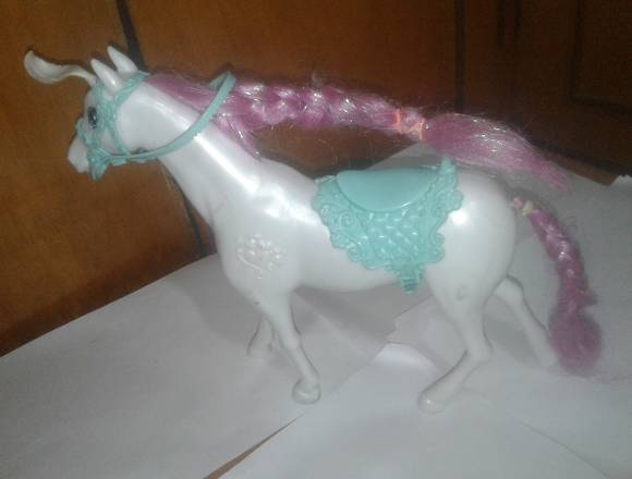 Muñeca Barbie, muñeca campanita y unicornio