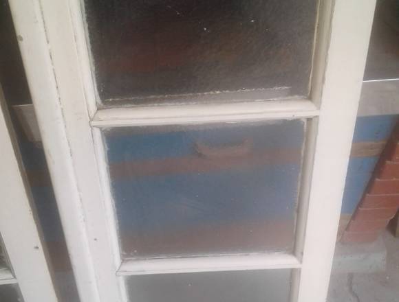 Ventana 2 hojas con vidrio-muy buen estado
