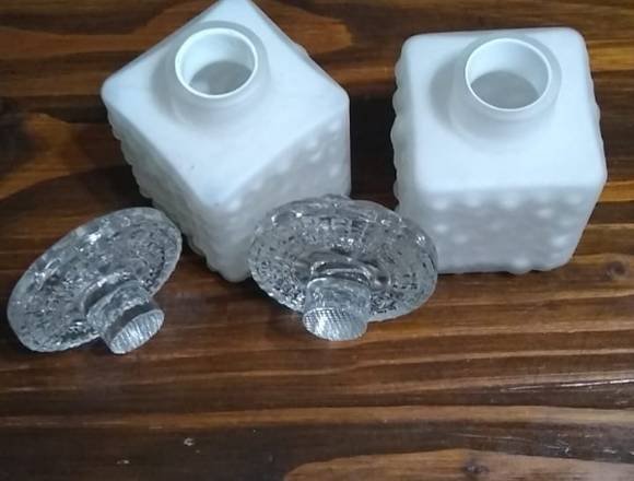 Potiches de opalina o vidrio blanco esmerilado