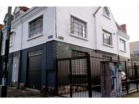 VENTA O ARRIENDO DE CASA DE USO MIXTO EN CHAPINERO. BARRIO SAN LUIS.