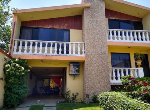 CASA VENTA XOCHIMILCO 3400 CON PATIO TRASERO en Xochimilco (Municipio)