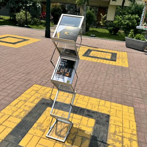 PORTA REVISTAS ACRÍLICO Z PARA EVENTOS Y FERIAS