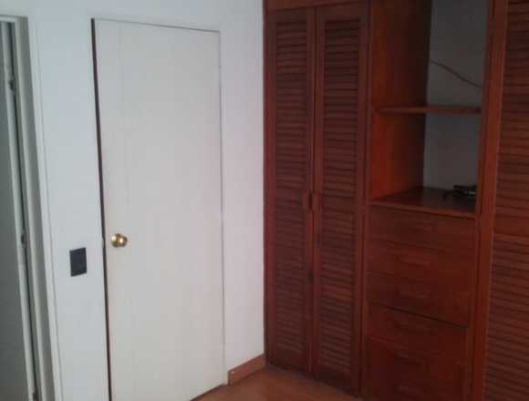 Arriendo habitación con baño privado en casa.