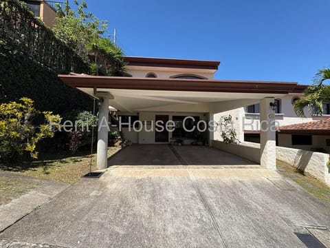 Se alquila casa en San Rafael Escazú#26-1475 en Escazú (Cantón)