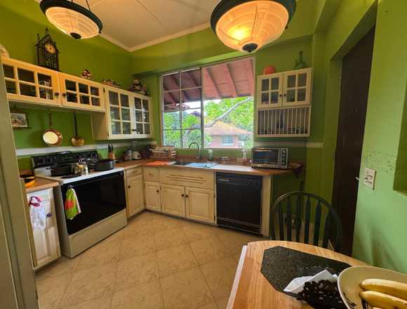 Se vende casa en albrook con amplio jardín en Panamá (Distrito)
