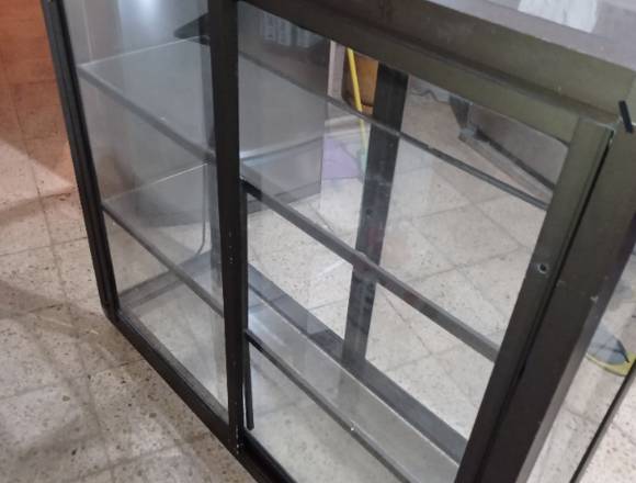 Vitrina mostrador 2 puertas 3 niveles en Daule (Cantón)