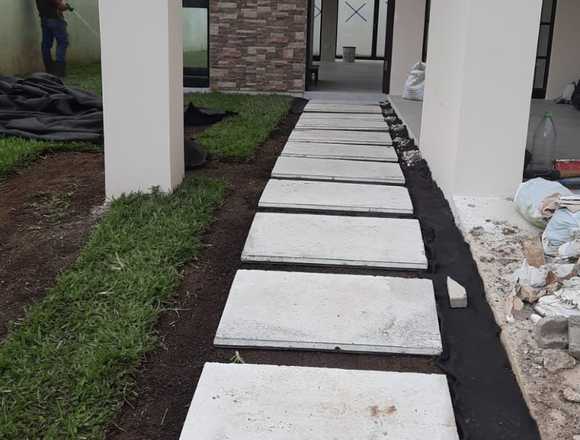 Huella de jardín y piedras decorativas en El Guarco (Cantón)