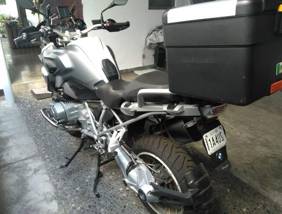 BMW blanco alpino, maletero y faros de xenon