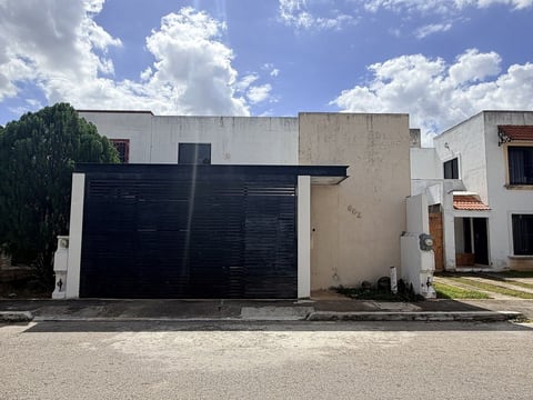 Casa en Venta en Santa fe Mérida de 4 habitaciones con alberca.