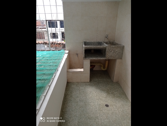 Apartamento a una cuadra de la Simón Bolívar