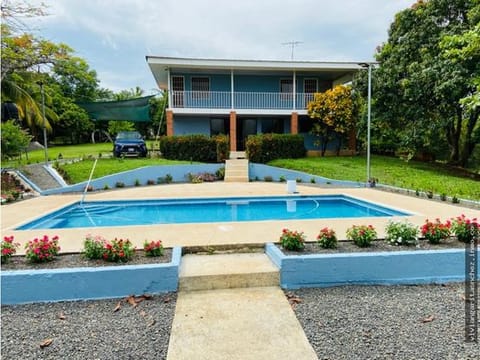 Venta propiedad casa con piscina en Capulín, Jacó