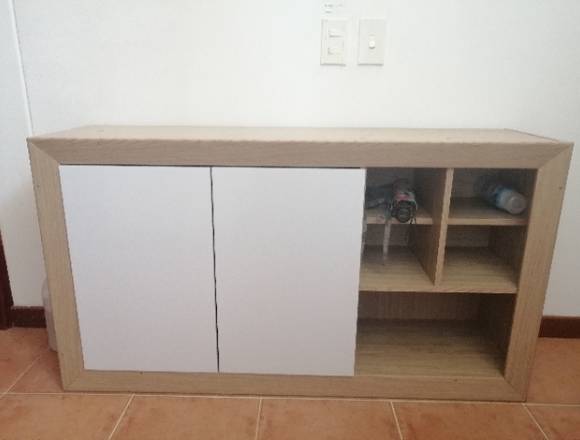 Mueble en madera clara con blanco