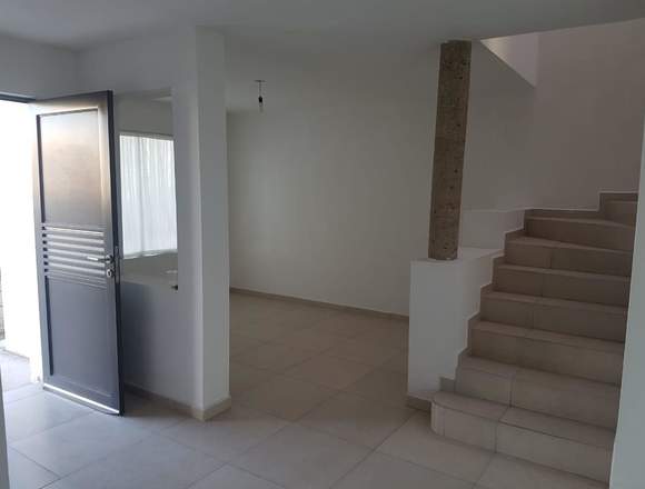 SE VENDE CASA GRANDE EN SAN GERARDO ENFRENTE