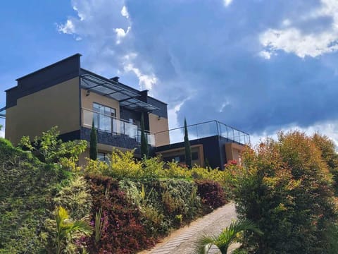 Venta de Casa en Unidad Cerrada via Don Diego la Ceja