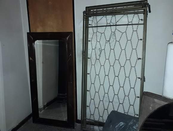 Espejo puerta mediano con marco de madera en Ituzaingó (Localidad)