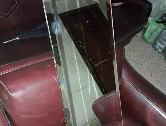Espejo sin marco con algunas marcas. en Ituzaingó (Localidad)