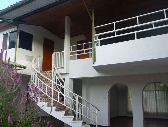 VENDO AMPLIA CASA EN HONDA