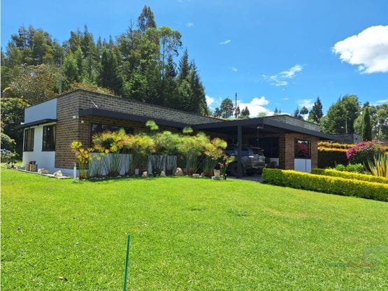 Casa campestre ubicada en la pintoresca vereda La Clarita
