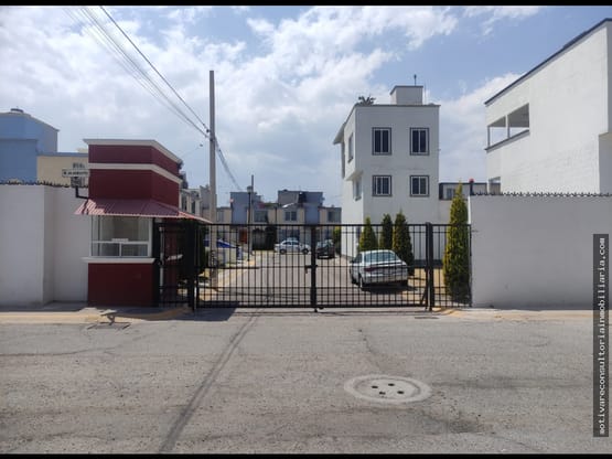 Casa de 2 niveles con terreno excedente