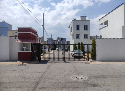 Casa de 2 niveles con terreno excedente