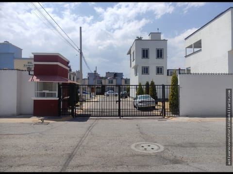 Casa de 2 niveles con terreno excedente