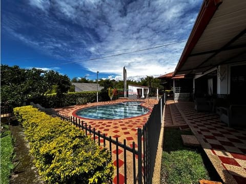 SE RENTA CHALET POR DIAS UBICADO VIA LA TEBAIDA, QUINDIO