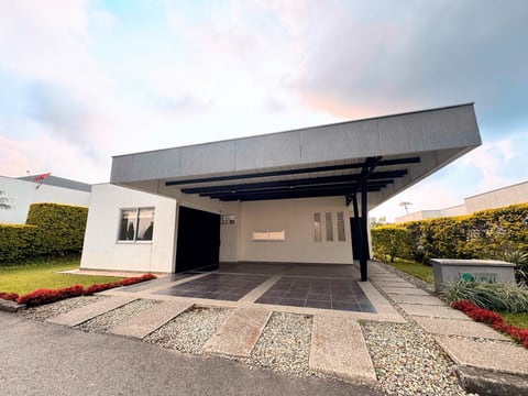 CASA CAMPESTRE EN VENTA EN EL MUNICIPIO DE CALARCA, QUINDIO en Calarcá (Municipio)