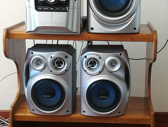 Equipo de Sonido Panasonic 5 CD y Mesa en Bogotá, D.C. (Municipio)