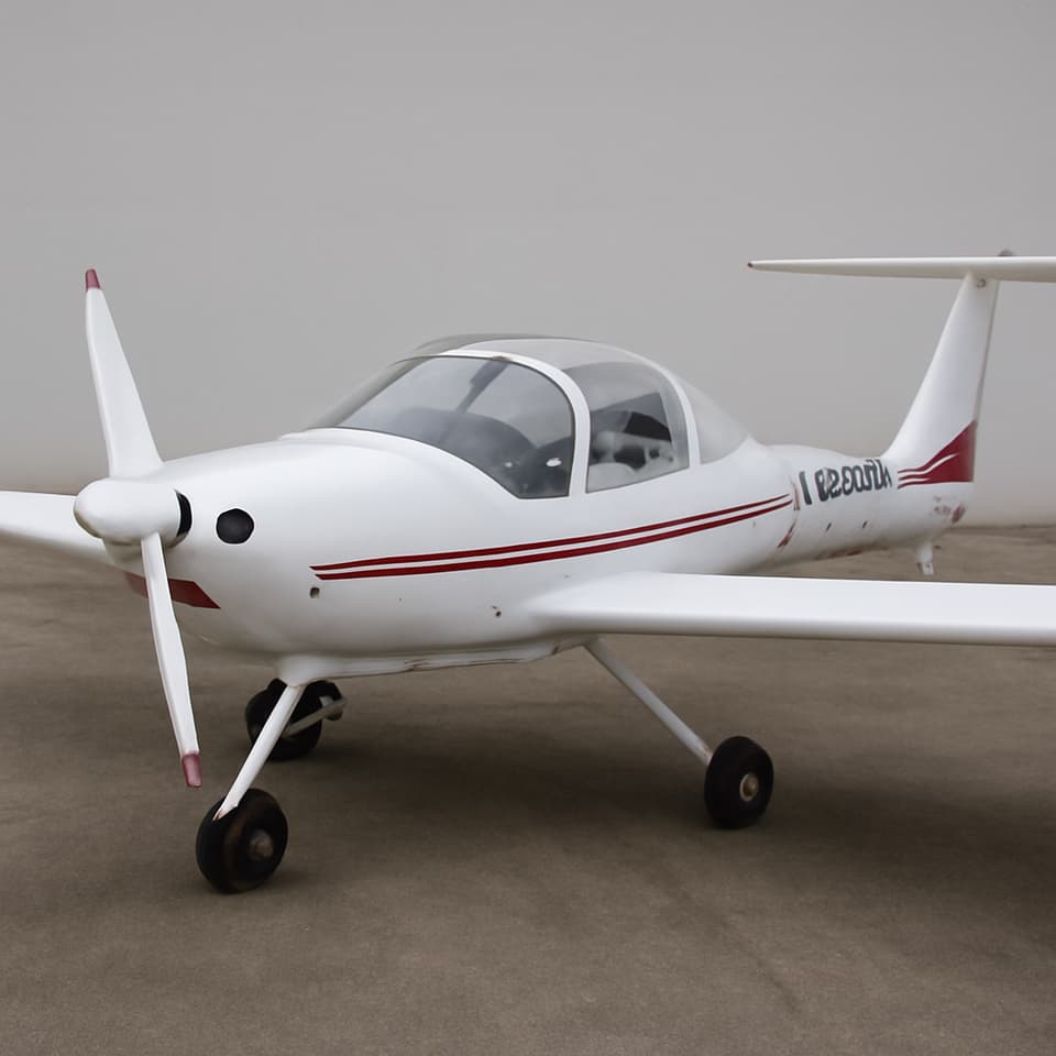 Diamond HK36 Super Dimona motorglider - bersih, jam terbang rendah, termasuk trailer