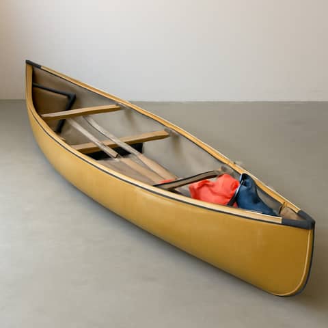 18' Kevlar Canoe, 3-Person Capacity, Lightweight and Strong in Vancouver (Locality)