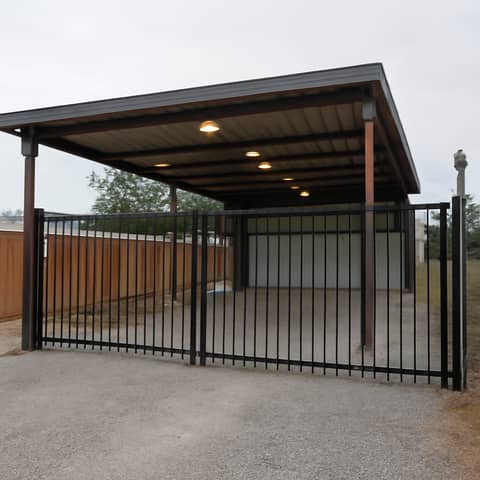 Espace couvert de stockage pour camping-car ou bateau avec accès par portail et éclairage à Avricourt (Commune)