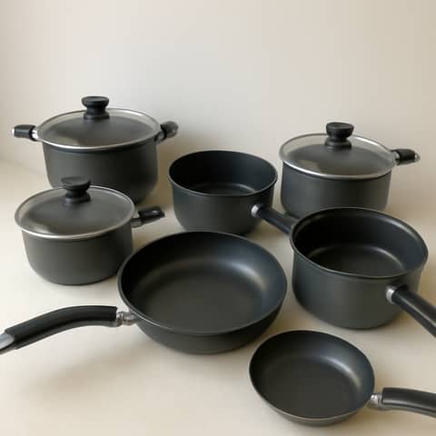 Batterie de cuisine antiadhésive 10 pièces, compatible four et plaques, bon état à Baudrecourt (Commune)