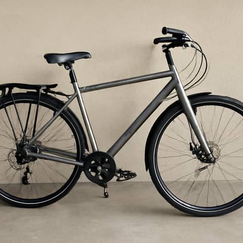Vélo hybride quasi neuf avec porte-bagages et garde-boue à Avricourt (Commune)
