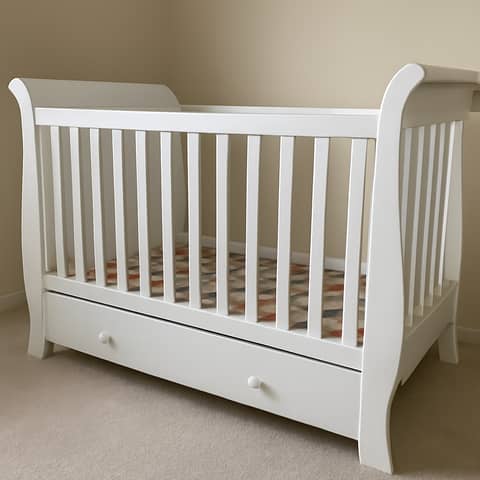 Lit bébé Storkcraft style traîneau avec tiroir - Blanc, matelas non inclus à Coutures (Commune)