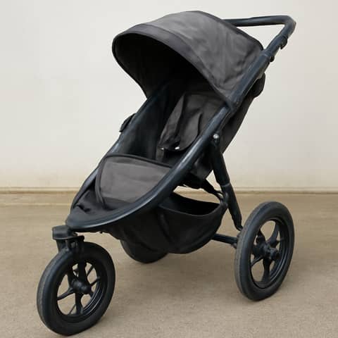 Poussette de jogging avec suspension et trois grandes roues à Avricourt (Commune)