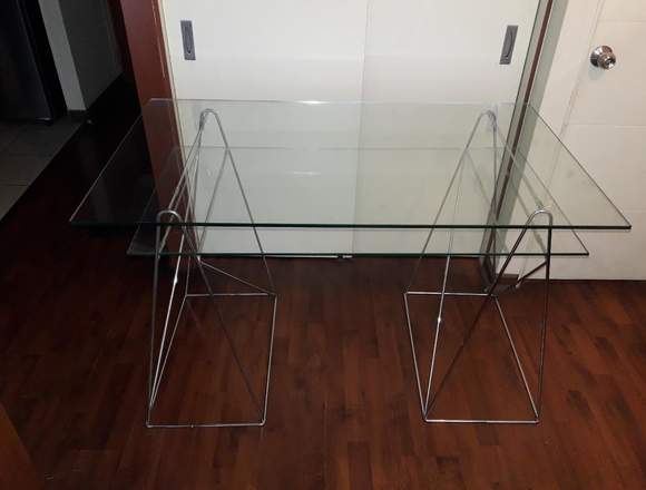 Escritorio de vidrio y silla en venta