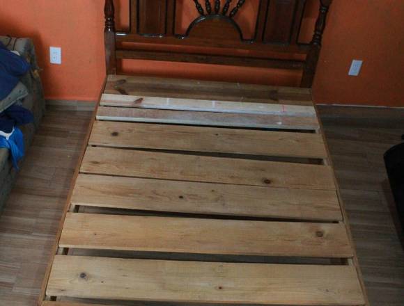 CAMA DE MADERA Y CABECERA EN BUEN ESTADO