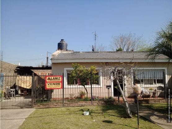 Vendo casa con departamento en Moreno