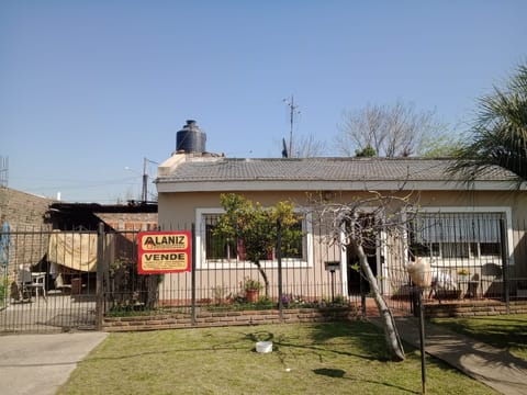 Vendo casa con departamento en Moreno en Moreno (Localidad)