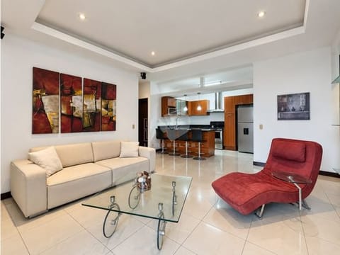 Apartamento amueblado con excelente ubicación, Escazú.