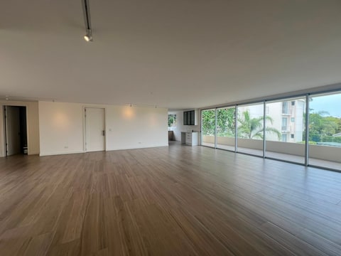 Apartamento de lujo con 3 habitaciones y habitación de servicio* en Santa Ana (Cantón)