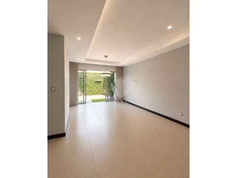 Condominio Contemporáneo en Santa Ana (inversión)