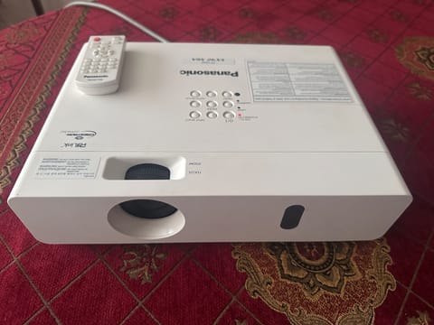 Proyector Panasonic PT‐VX42 4.000 lúmenes en Bogotá, D.C. (Municipio)