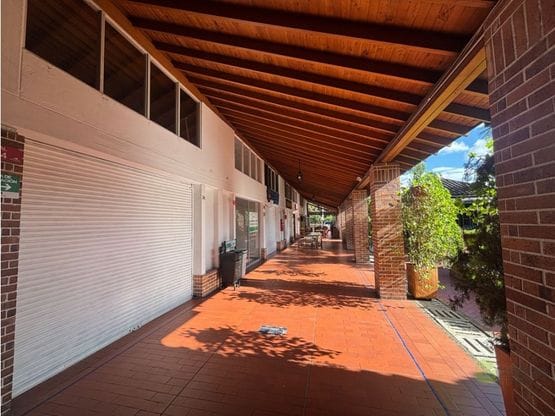 Venta local en Mall Llanogrande 44 m² + mezzanine remodelado