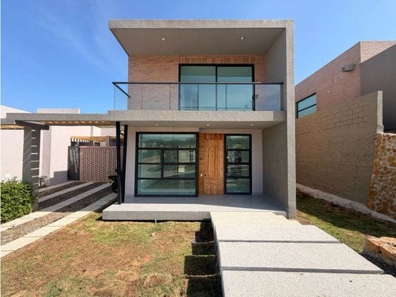 CASA EN VENTA BAJO HOSTION