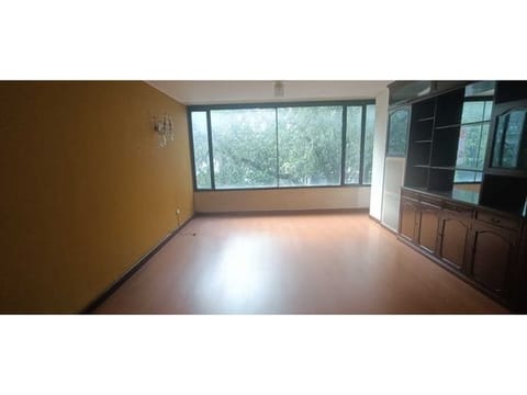 Chico, apartamento para remodelar. Excelente ubicación!