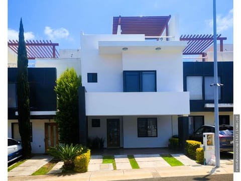 Casa en venta con roof garden y jardin de 60 m2, vista panoramica, Qro