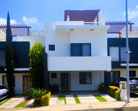 Casa en venta con roof garden y jardin de 60 m2, vista panoramica, Qro