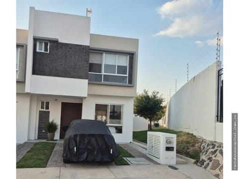 Casa en RENTA, en esquina plus con muebles, ZAKIA Querétaro